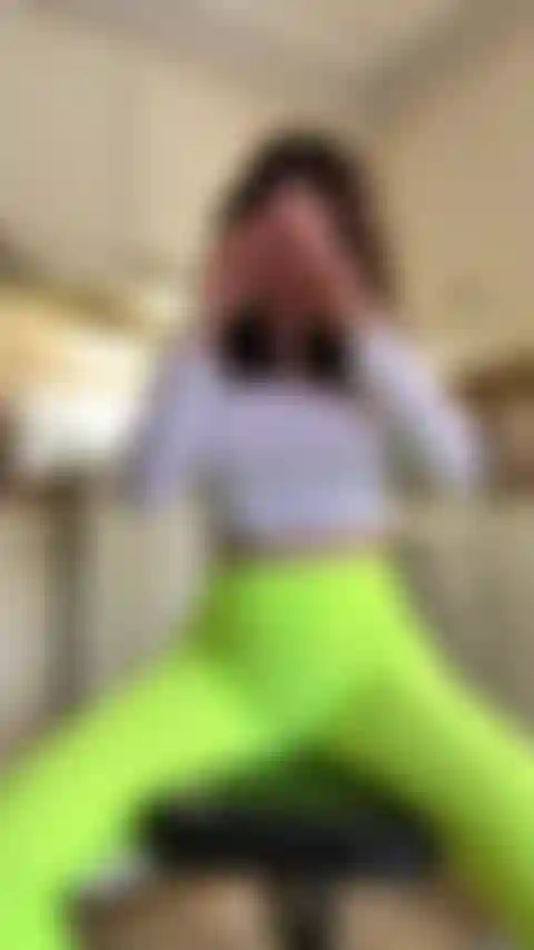 Haciendo twerking y cabalgando tu gran polla dura.