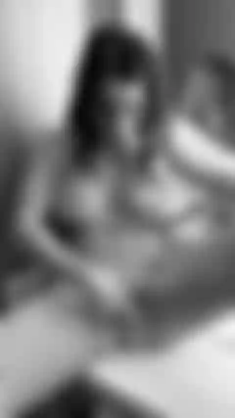 Follándome con mi consolador negro en la encimera del baño.