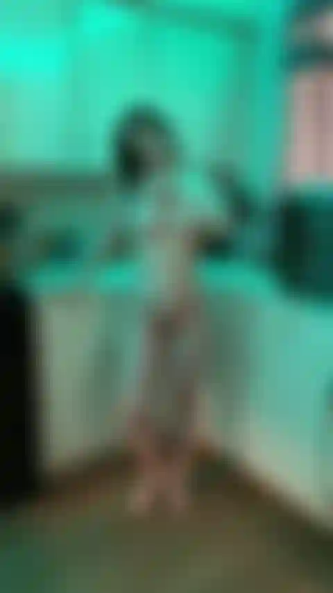 Juego con mis tetas en la cocina.