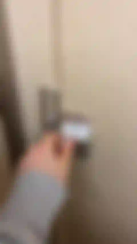 Diversión en baño público.