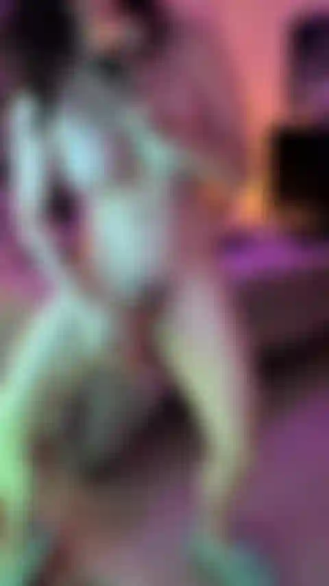 Follándome de pie, frente al espejo.