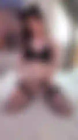 Gatita traviesa se toca el culo.