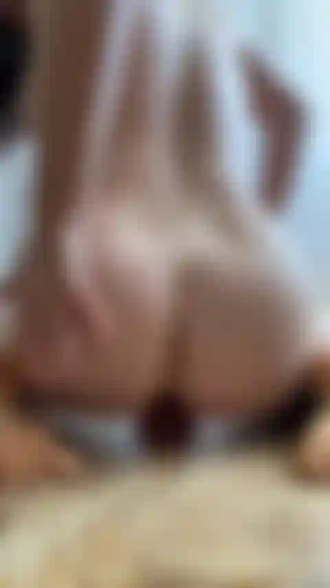 Mi gran culo rebotando en mi consolador.