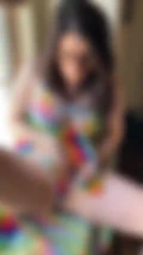 Corriéndome junto a la ventana.