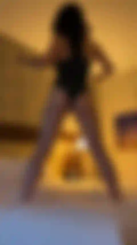 Bailando y desnudándome.