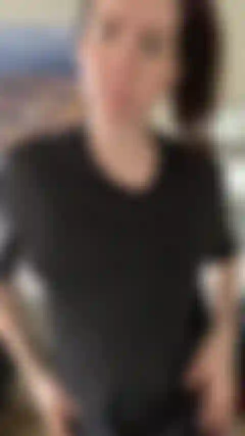 Me quito la camisa y me corro en mis tetas.