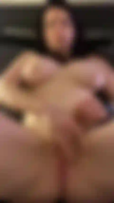 Toqueteando y acelerando mi coño mojado.