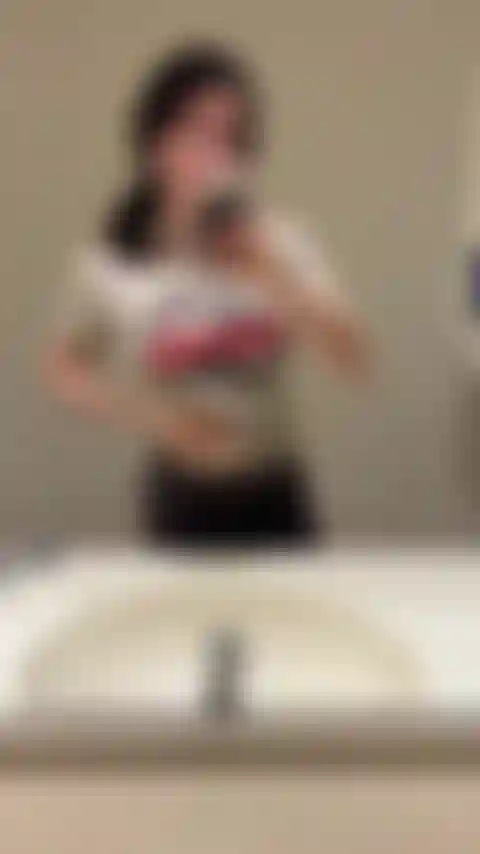 Los baños públicos deben ver mis tetas.