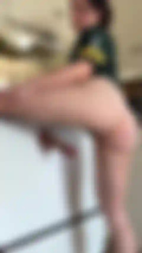 Estoy jodiendo mis penas futbolísticas con este pobre consolador.