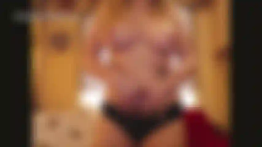 Luciendo en bragas negras.