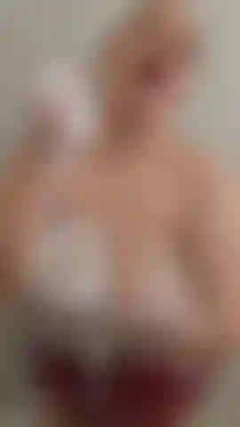 Tetas enormes lista para ti.