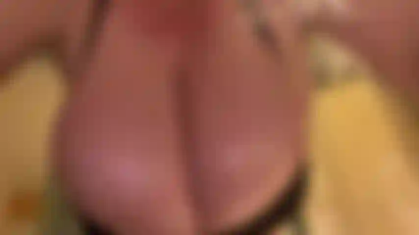 Aceitando, balanceando y rebotando mis enormes tetas.