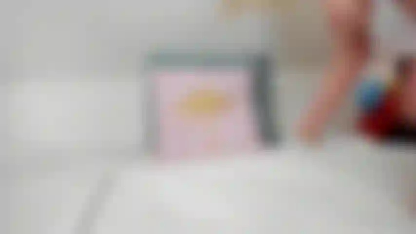 Juego conmigo misma en la cama, gimiendo muy fuerte.