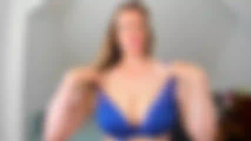 Modelo mi colección de sujetadores y me corro al final.