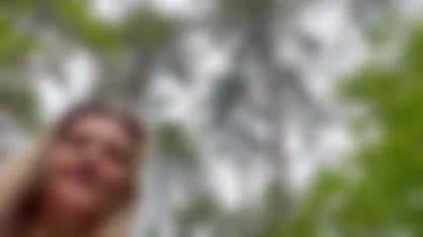 Totalmente natural en el bosque, desnudándome y mostrando mis pies en el bosque.