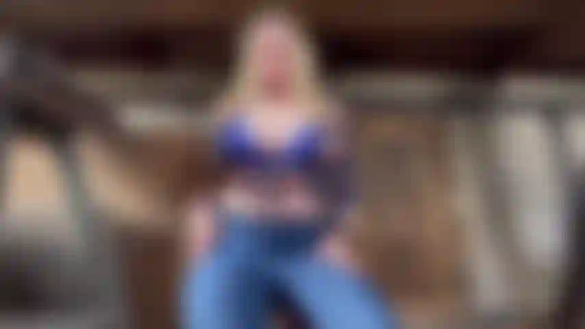 Jugando conmigo misma en un granero.