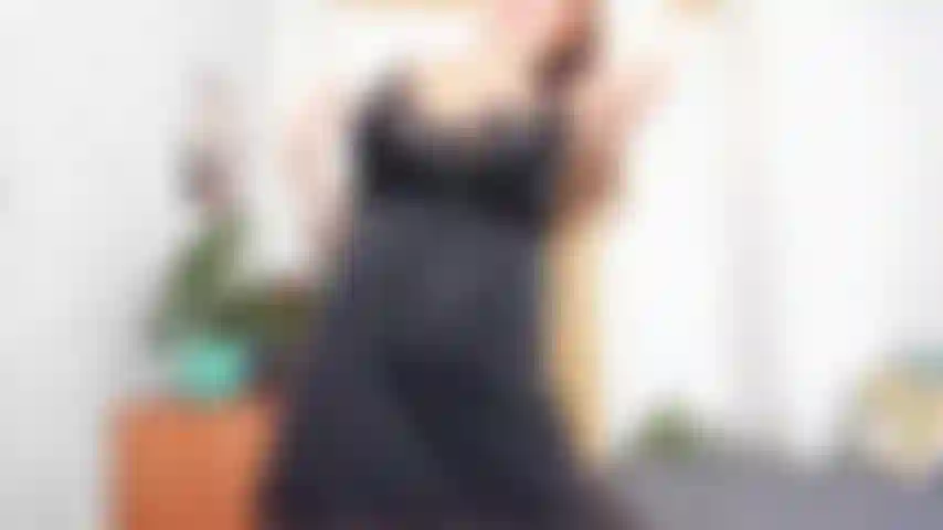 Hermosa tetona embarazada con una gran barriga que se desnuda, salta sobre fitball, se aceita la barriga, las tetas y el coño, se masturba y se corre!