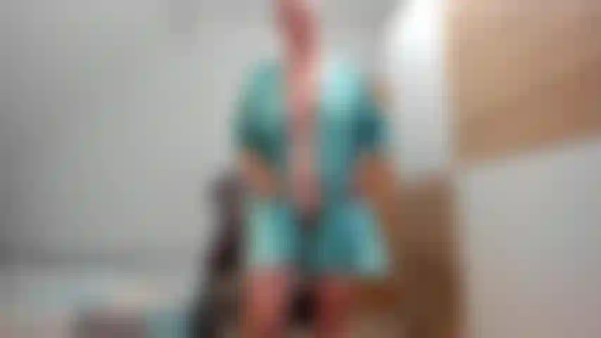 Aceite por todo mi cuerpo, juego conmigo misma, me toco el culo.