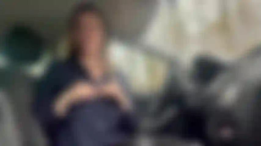 Me estoy desnudando en el carro.