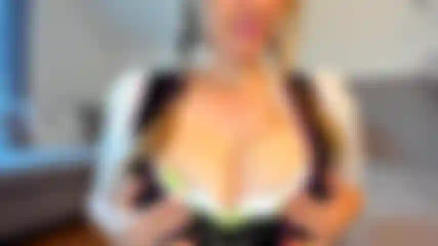 Una chica sexy tetona octoberfest se burla, juega consigo misma, se desnuda, se corre y se corre dentro de las tetas.