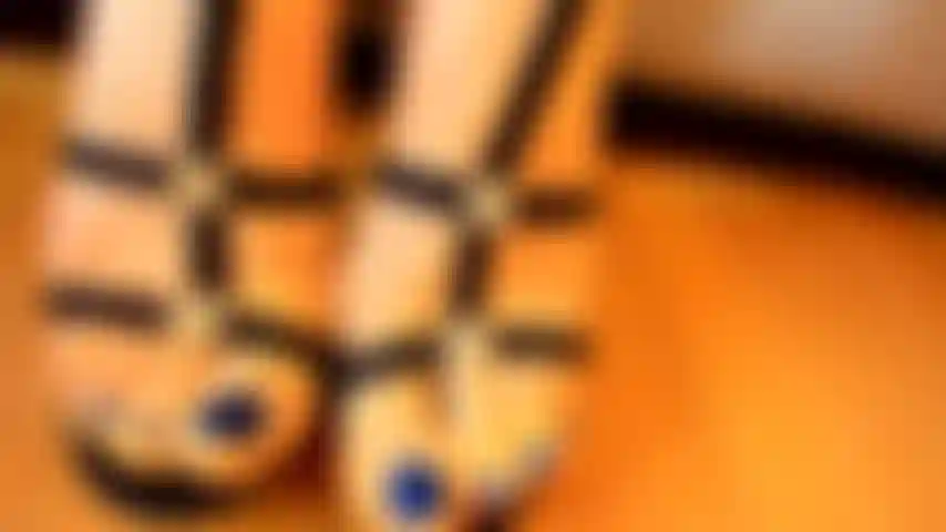 Joi y adoracion de pies en vestido de latex negro.