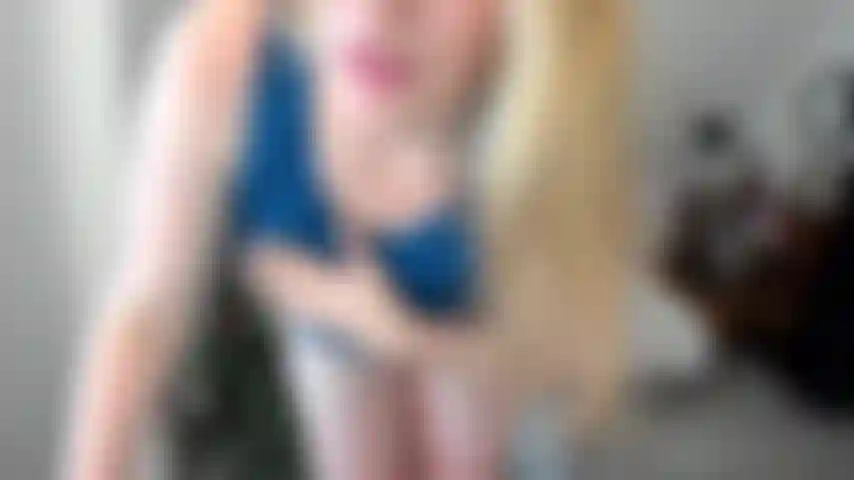 Provocación de escote lento y exhibición de tetas al final.