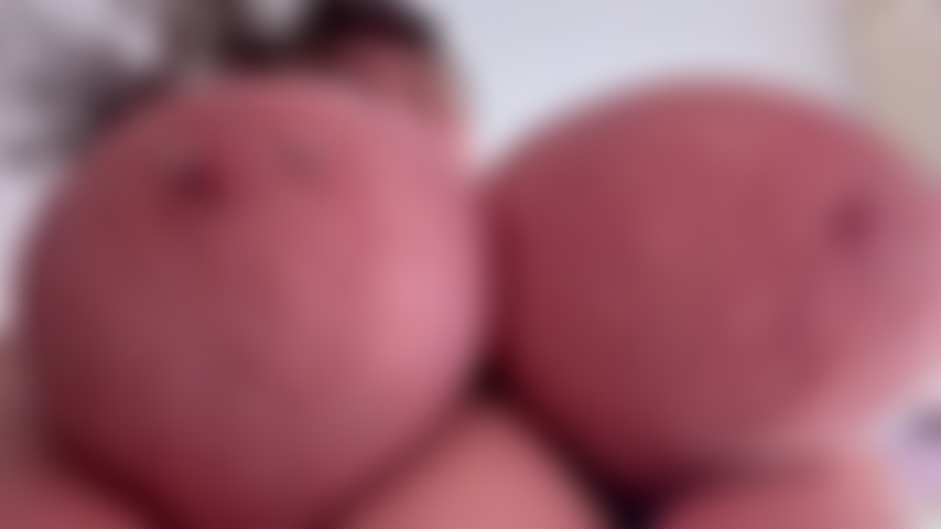 Moviendo mis enormes pechos en tu cara.