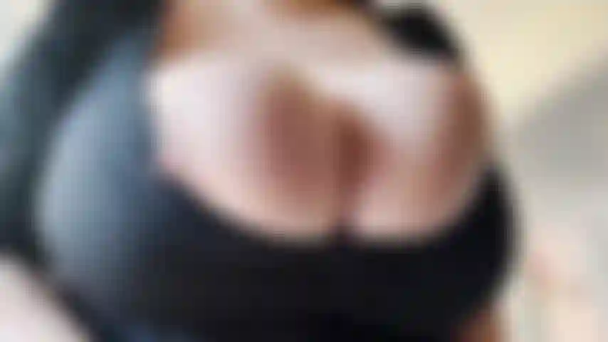 Vestido sexy, pechos enormes y pezones duros.