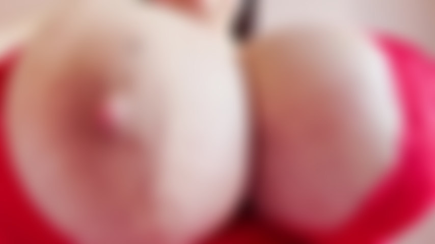 Pechos enormes y coño mojado provocativo.