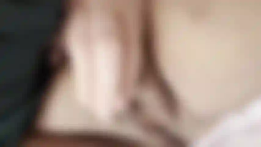 Pechos enormes y coño mojado provocativo.