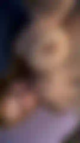 Chupando pezones y jugando ligeramente con mi coño.