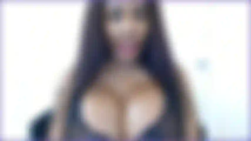 Deja que la madrastra lo acaricie. Como buena madrastra que soy, ¡me ofrezco a ayudarte! Déjame que lo acaricie por ti! Después de todo, ¡soy la razón por la que no puedes concentrarte en nada más que en mis perfectas tetas 34j!