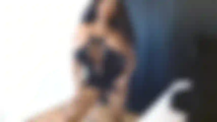 ¡Madrastra pajea a un chico! Masturba esa polla para que