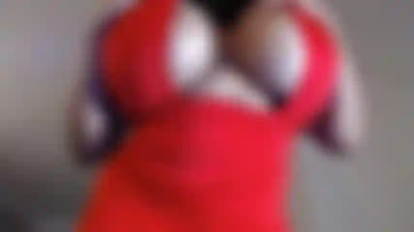 Te debilitaré por mis tetas que gotean aceite! ¡Punto de vista mientras gotea por mis enormes tetas de 34 pulgadas! Te debilitaré aún más, las dejo blancas como la leche con tu semen goteando de ellas! ¡Estás al borde mientras me acerco más con mis tetas húmedas, brillantes y resbaladizas! Te someto.