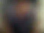 Me llevó 10 minutos abrochar esta camisa y el botón saltó tan pronto como logré abrochar todos los botones. ¡Literalmente puedes escuchar el ruido de los botones mientras intento abrochar esta camisa sin parar!