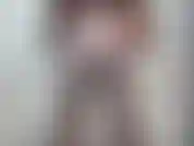 Te encanta verme acariciar mi cuerpo mientras el agua corre por mis curvas. Mis pezones están tan duros que perforan mi blusa blanca mojada. Mira el agua empapar mi blusa blanca mientras te provoco. Acaricio tu.