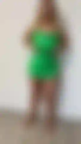 Desvistiéndome lentamente para ti, tocándome.