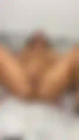 Frotando mi coño mientras juego con mi consolador.