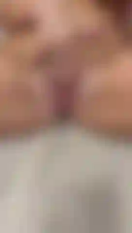 Aceite derramado dentro de mi jugoso culo y coño rosado.