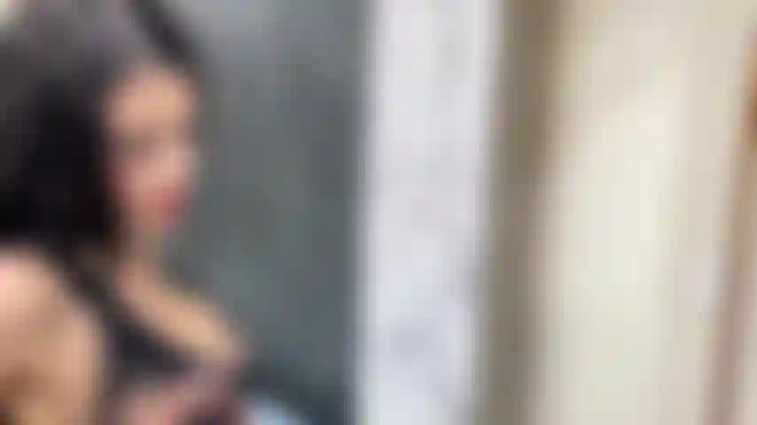 Mira como se ven mis grandes tetas en el espejo.