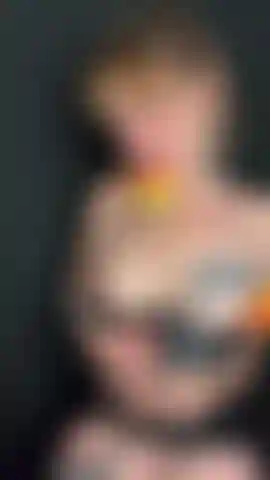 Divertida con rosas.