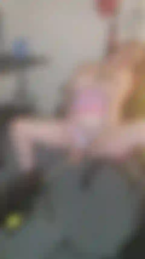 Máquina sexual en mich con aplausos en los pezones.