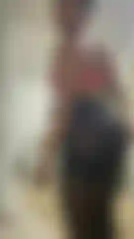 Sujetador de látex y medias de leopardo sobre culo grande.