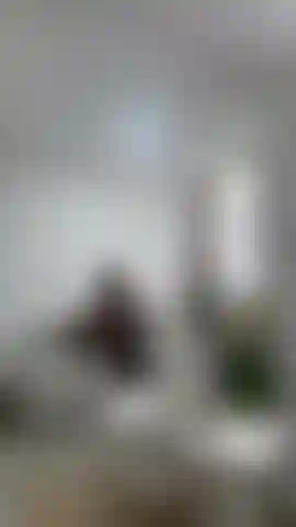 Lenceria de latex y botas de cuero, medias negras.