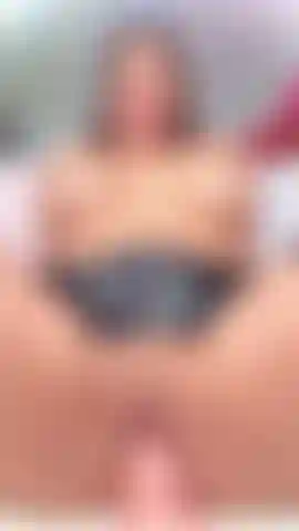 Cabalgando polla dura, tetas rebotando gimiendo con mi jugoso coño.