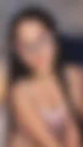 Mis tetas rebotando y yo metiéndome los dedos en el coño hasta que se moja.
