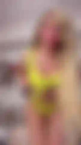 La caliente milf de al lado te pilla mirando por la ventana, así que decide darte un espectáculo... ¿Qué harías tú si esto te pasara a ti?