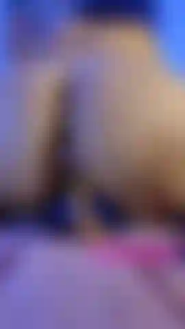 Enchufada y sentada sobre el dildo.