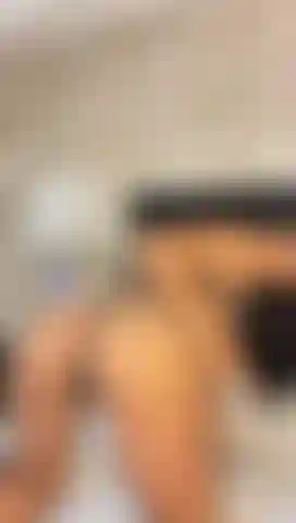 Abriendo mi culo para mostrarte mi estrecho agujero.