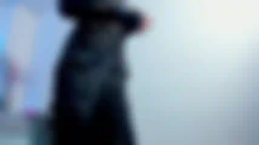 Pantalones de plumas y bragas sexys.